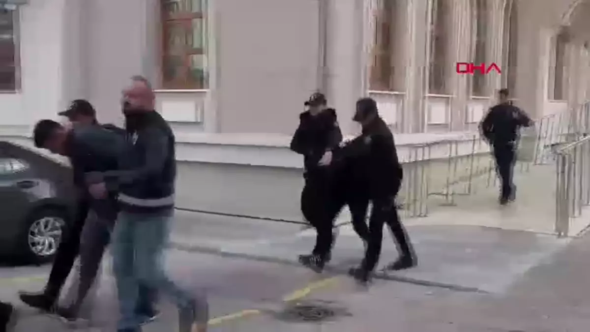 Trafikte Bıçaklı Kavga: Genç Öldürüldü