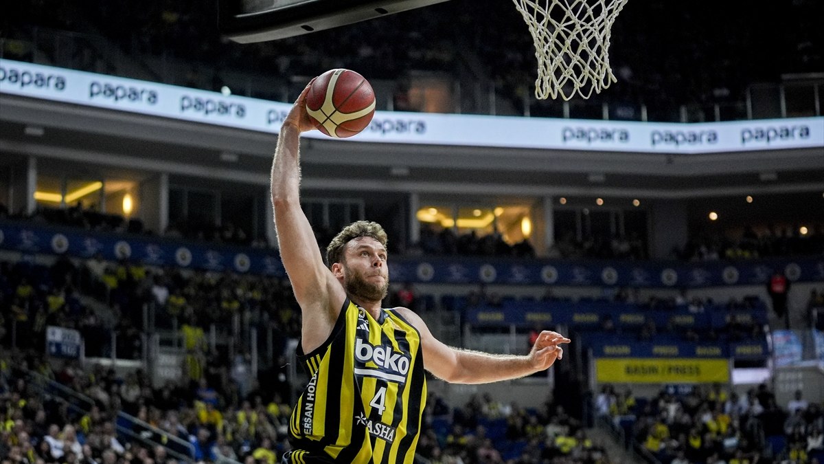 Fenerbahçe, ligde Anadolu Efes’i liderlikten etti
