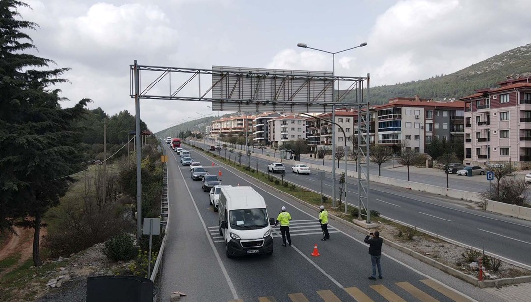 Akın akın geldiler: 9 günlük tatil başladı, kilometrelerce
kuyruk oluştu